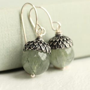 Pendientes de bellota de plata: Piedra preciosa de ágata verde salvia, joyería otoñal inspirada en el bosque para el otoño.