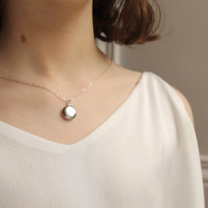 Collana con medaglione d'argento con foto, piccolo medaglione, collana fotografica personalizzata, collana personalizzata, medaglione inciso, TINY SILVER ROUND immagine 7