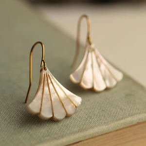 Pearl Drop Earrings, Art Deco Bridal Earrings, Wedding Earrings Bridesmaid, Fan White Earrings, Modern Bridal Pearl, MOP FAN EARRINGS