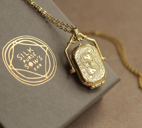 vintage LOCKET pendant 750刻印　K18 Gold Victorian Locket Necklace: Personalized Photo Pendant