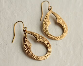 Gold Hoop Earrings, Small Teardrop Hoops, Victorian Bohemian Earrings, Vintage Hoops, Medium Mid Size Hoop Earrings, CARVED TEARDROP HOOPS