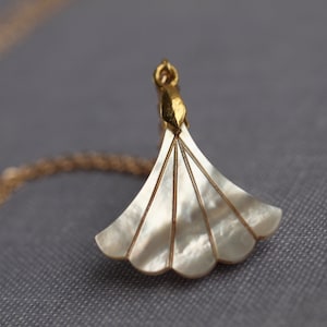 Colar de pérolas, colar de noiva Art Déco, brincos de casamento para madrinhas, brincos brancos em leque, pérolas de noiva modernas, colar em leque MOP