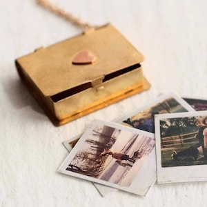Álbum de fotos personalizado con relicario: Recuerdo Polaroid de latón grabado LKGP-11