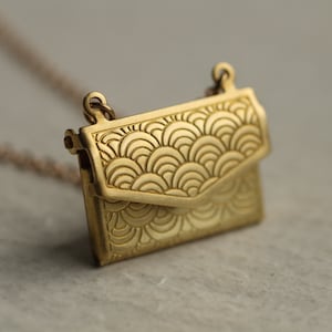 Art Deco medaillon HALSKETTING met foto's, gepersonaliseerde gouden medaillon HALSKETTING, gegraveerde gouden envelop ketting, GOUDEN SCALLOP ENV WlTH PH0TOS afbeelding 4