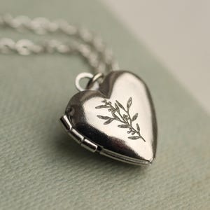 Photos de médaillon coeur gravé en argent, petit médaillon délicat personnalisé, collier botanique, cadeau d&#39;anniversaire personnalisé pour le meilleur ami LKSP-24