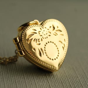 Gold Heart Photo Locket Necklace: Personalized Photo Medallion Pendant LKVM-503
