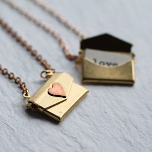 Medallón de sobre personalizado, collar con carta de amor, regalo escrito a mano, idea de propuesta única, regalo "¿Serás mi dama de honor?", medallón dorado