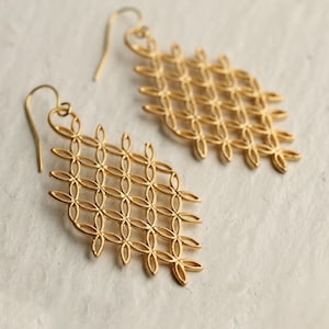 Gouden boho-kroonluchteroorbellen: honingraatgeometrische statementsieraden