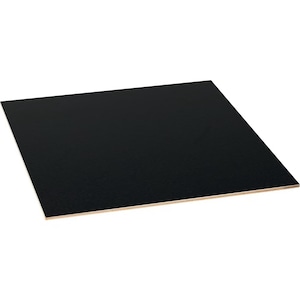 Könnte beinhalten: Eine große, quadratische, schwarze Holzplatte mit hellem braunen Rand. Die Platte ist aus Holz und hat eine glatte, matte Oberfläche. Die schwarze Oberfläche ist einfarbig und gleichmäßig.
