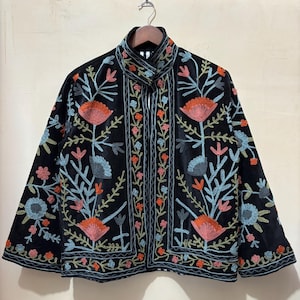 Veste Suzani en velours, veste Sujani brodée à la main, veste réversible à broderie bohème, veste noire, cadeaux pour elle, cadeaux de Noël