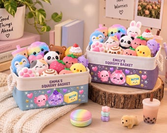 Op de afbeelding: Twee rechthoekige stoffen opbergmanden met touwgrepen, één lichtblauw met het label EMMA'S SQUISHY BASKET en één paars met het label EMILY'S SQUISHY BASKET. Beide manden zijn gevuld met diverse kleurrijke squishy speeltjes in dier- en voedselvorm.