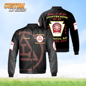 Puede incluir: Chaqueta bomber negra con texto y gráficos personalizados. La parte delantera presenta un gran emblema marrón y texto, con un emblema más pequeño en la manga. La parte trasera de la chaqueta muestra un escudo y texto, incluyendo "Holiness To The Lord".