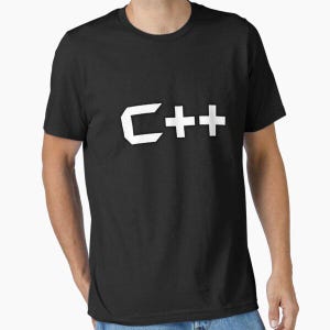 Op de afbeelding: Zwart T-shirt met de witte tekst "C++" op de voorkant. Het ontwerp toont de letter "C" en twee plustekens, die de programmeertaal C++ vertegenwoordigen. Het shirt is gemaakt van een zacht materiaal.