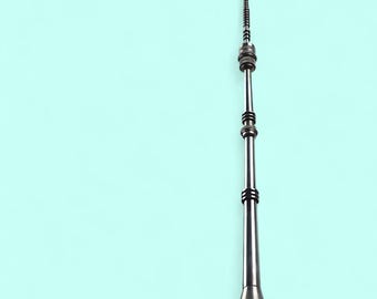 Maqueta de la Torre de Televisión Ostankino / Escultura arquitectónica de metal vintage / Recuerdo de la era soviética / Decoración de escritorio brutalista / Estatua de 55 cm de altura