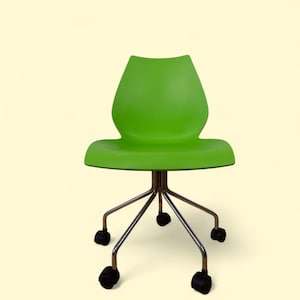 Kartell Maui | Vico Magistretti 1990s | Green office PP chair with steel frame | Italian design classic | Easy to move, impossible to ignore