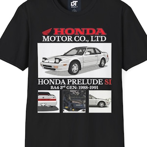 Op de afbeelding: Zwart T-shirt met een afbeelding van een witte Honda Prelude Si auto. Het shirt bevat de tekst "HONDA MOTOR CO., LTD" en "HONDA PRELUDE SI BA4 3rd GEN: 1988-1991". Het T-shirt heeft een ronde hals en korte mouwen.