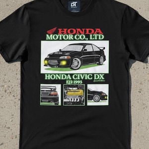 Może przedstawiać: Czarny t-shirt z grafiką czarnej Hondy Civic DX EJ2 1995. Projekt zawiera logo Honda Motor Co., Ltd. i trzy mniejsze ilustracje samochodów. Koszulka ma okrągły dekolt i krótkie rękawy.
