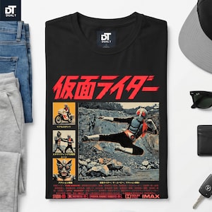 Affiche de film en demi-teinte style vintage Kamen Rider T-shirt graphique souple unisexe. Streetwear japonais rétro style cavalier masqué Tokusatsu