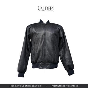 Könnte beinhalten: Schwarze Bomberjacke aus Schlangenleder mit Reißverschluss. Die Jacke hat einen gerippten Kragen, Bündchen und Saum. Der Markenname "CALDERI" ist oben abgebildet. Der Text "100% GENUINE SNAKE LEATHER" und "PREMIUM EXOTIC LEATHER" stehen unten.