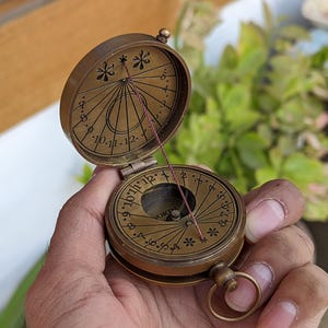 Brújula de latón antiguo con reloj de sol, regalo para él; brújula náutica de bolsillo vintage con hilo y gnomon.