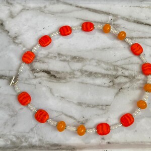 Orange, weiß, blaue Perlenkette