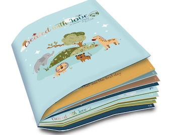 Puede incluir: Un libro de cartón azul y blanco con el título "Creado con amor en siete días" e ilustraciones de animales. El libro está abierto para revelar las páginas, que están numeradas 5, 7, 13 y 19.