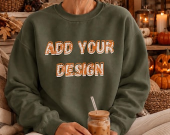 Sudadera de otoño verde militar | Maqueta de sudadera Gildan 18000 | Maqueta de Halloween | Maqueta de calabaza acogedora | Descarga instantánea PNG
