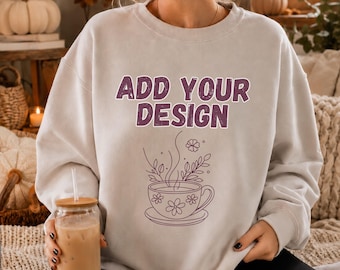 Maqueta de sudadera Gildan 18000 color arena con cuello redondo, maqueta de estilo de vida otoñal acogedor, cuello redondo beige neutro, maqueta de estilo hygge otoñal.