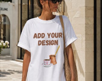 Maqueta PNG de camiseta blanca Comfort Colors 1717 | Maqueta de calle de Turquía | Camiseta de estilo de vida femenino | Viajes de verano