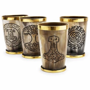 Könnte beinhalten: Set aus vier hornförmigen Trinkgefäßen mit goldfarbenen Rändern und Böden. Jedes Gefäß hat ein anderes geätztes Design: einen Hammer, einen Baum, ein Symbol und eine Rune. Die Gefäße haben eine natürliche, gesprenkelte braune und tan Farbe.
