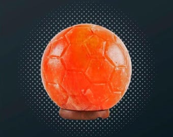 Lampe à sel de l'Himalaya, cristal de roche 100 % pur, motif ballon de football sculpté, 4 kg, avec prise britannique et ampoule incluses. [Classe énergétique C]