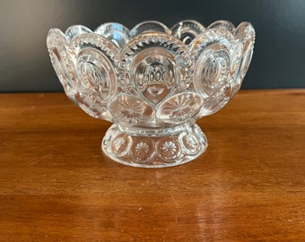 L E Smith Clear Moon and Stars Footed Dish / Mid Century Moon and Stars Candy Dish / Small Pedestal Bowl / Lovely Wedding Gift