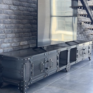 Mueble de TV Dallas: consola multimedia industrial de metal con estantes y puertas, acero sin tratar, acabado con revestimiento transparente
