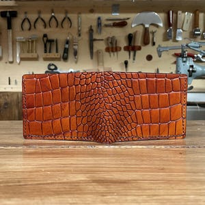 Personalisierbare Herren-Geldbörse aus Leder in Krokodiloptik mit Ausweisfach, Münz- und Geldscheinfach – handgefertigt in Italien