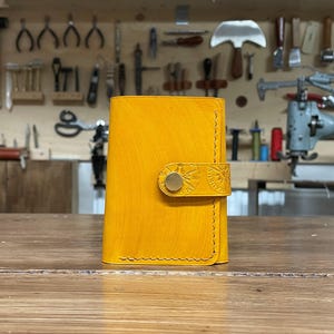 Faltbare Geldbörse aus Leder mit Geldscheinfach, Kartenhalter – handgefertigt, personalisierbar, Made in Italy