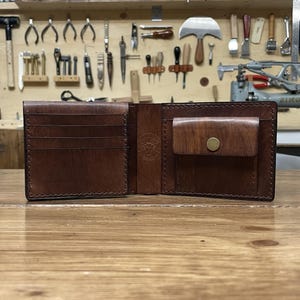 Portafoglio uomo in pelle con tasca ID, porta monete e porta banconote – Artigianale, personalizzabile, realizzato  mano in Italia