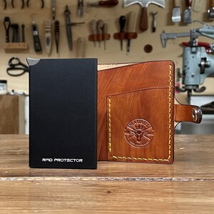 RFID-blockierender Kartenhalter aus Leder – individuell anpassbar, kompakt und stilvoll. Perfekt für Karten und Banknoten, schützt Ihre Daten.