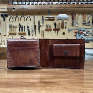 Portafoglio uomo in pelle con tasca ID, porta monete e porta banconote – Artigianale, personalizzabile, realizzato  mano in Italia