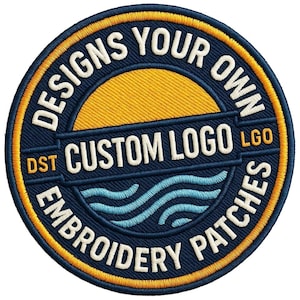Könnte beinhalten: Ein kreisförmiger gestickter Aufnäher mit dunkelblauem Rand und gelber Umrandung. In der Mitte ist eine gelbe Sonne über hellblauen Wellen zu sehen. Der Text lautet "DESIGNS YOUR OWN" oben, "CUSTOM LOGO" in der Mitte und "EMBROIDERY PATCHES" unten.