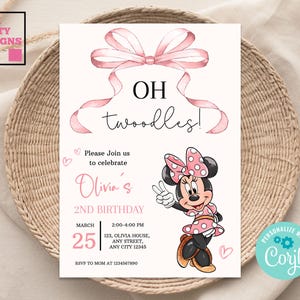 Puede incluir: Una tarjeta de invitaci&oacute;n rosa y blanca con el texto "OH twoodles!" y una ilustraci&oacute;n de Minnie Mouse. La tarjeta incluye detalles para una celebraci&oacute;n de 2&ordm; cumplea&ntilde;os, con fecha, hora y lugar.