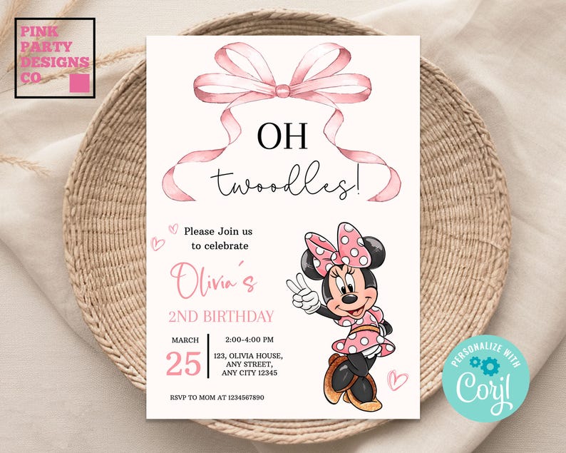 Puede incluir: Una tarjeta de invitaci&oacute;n rosa y blanca con el texto "OH twoodles!" y una ilustraci&oacute;n de Minnie Mouse. La tarjeta incluye detalles para una celebraci&oacute;n de 2&ordm; cumplea&ntilde;os, con fecha, hora y lugar.