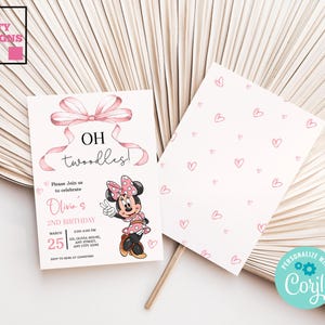 Puede incluir: Invitaci&oacute;n de cumplea&ntilde;os rosa con el tema de Minnie Mouse con el texto "OH twoodles!" y "2&ordm; cumplea&ntilde;os de Olivia". La invitaci&oacute;n presenta una ilustraci&oacute;n de Minnie Mouse y un dise&ntilde;o de lazo rosa. La parte posterior de la tarjeta tiene patrones de corazones rosas.