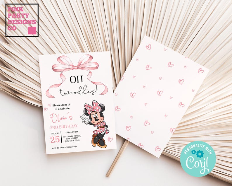 Puede incluir: Invitaci&oacute;n de cumplea&ntilde;os rosa con el tema de Minnie Mouse con el texto "OH twoodles!" y "2&ordm; cumplea&ntilde;os de Olivia". La invitaci&oacute;n presenta una ilustraci&oacute;n de Minnie Mouse y un dise&ntilde;o de lazo rosa. La parte posterior de la tarjeta tiene patrones de corazones rosas.