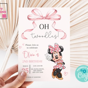 Puede incluir: Invitaci&oacute;n de cumplea&ntilde;os rosa y blanca con el texto "OH twoodles!" y "2&ordm; Cumplea&ntilde;os de Olivia". Presenta una ilustraci&oacute;n de Minnie Mouse y un lazo rosa. Incluye detalles del evento y el logo "Personalize with Corjl".