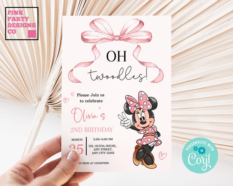 Puede incluir: Invitaci&oacute;n de cumplea&ntilde;os rosa y blanca con el texto "OH twoodles!" y "2&ordm; Cumplea&ntilde;os de Olivia". Presenta una ilustraci&oacute;n de Minnie Mouse y un lazo rosa. Incluye detalles del evento y el logo "Personalize with Corjl".