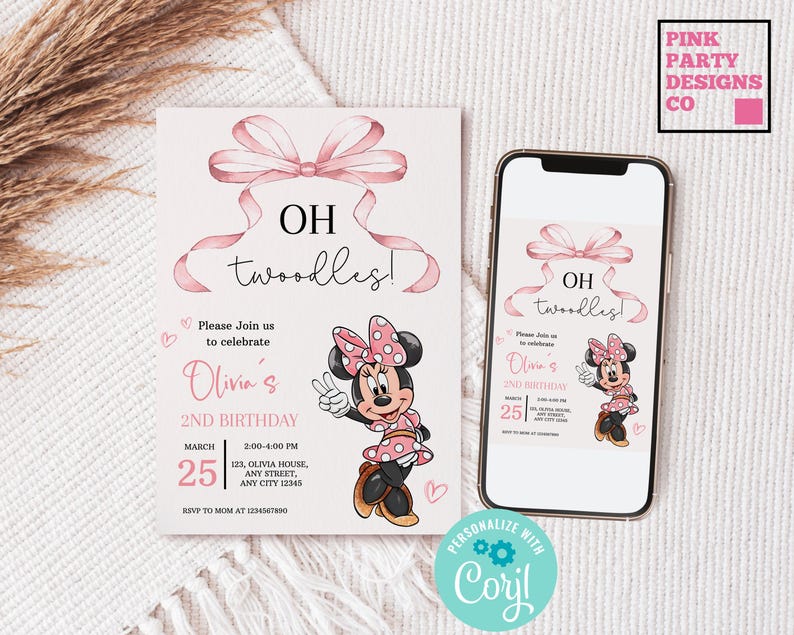 Puede incluir: Una invitaci&oacute;n de cumplea&ntilde;os rosa claro con el tema de Minnie Mouse. La invitaci&oacute;n presenta el texto "OH twoodles!" y detalles para una fiesta de segundo cumplea&ntilde;os, incluyendo la fecha, hora y lugar. Un smartphone muestra el mismo dise&ntilde;o.
