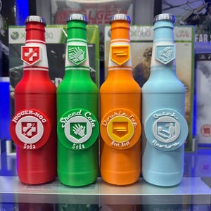 Op de afbeelding: Vier kleurrijke frisdrankflessen met unieke labels. De flessen zijn rood, groen, oranje en lichtblauw. Elke fles heeft een ander label met tekst en een afbeelding. De labels luiden "JUGGER-NOG Soda", "Speed Cola Soda", "Double Tap Root Beer" en "Quick Revive".