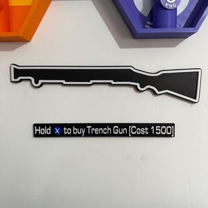 Puede incluir: Silueta en blanco y negro de un fusil de trinchera con borde blanco. Debajo, un rectángulo negro dice "Hold X to buy Trench Gun [Cost 1500]" en texto blanco. El arma está montada en una pared blanca.