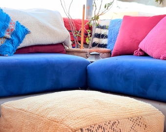Luxuriöser handgefertigter marokkanischer Pouf in warmen Erdtönen mit authentischen Berbermustern - perfekt als Dekor, Sitzmöbel und um jedem Raum Charme zu verleihen.