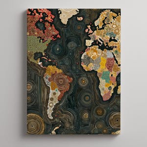 Op de afbeelding: Een decoratieve wereldkaart kunstprint. De continenten zijn afgebeeld met ingewikkelde patronen en een verscheidenheid aan kleuren, waaronder rood, geel en groen. De achtergrond is donker met wervelende lijnen. Het kunstwerk is op canvas gemonteerd.